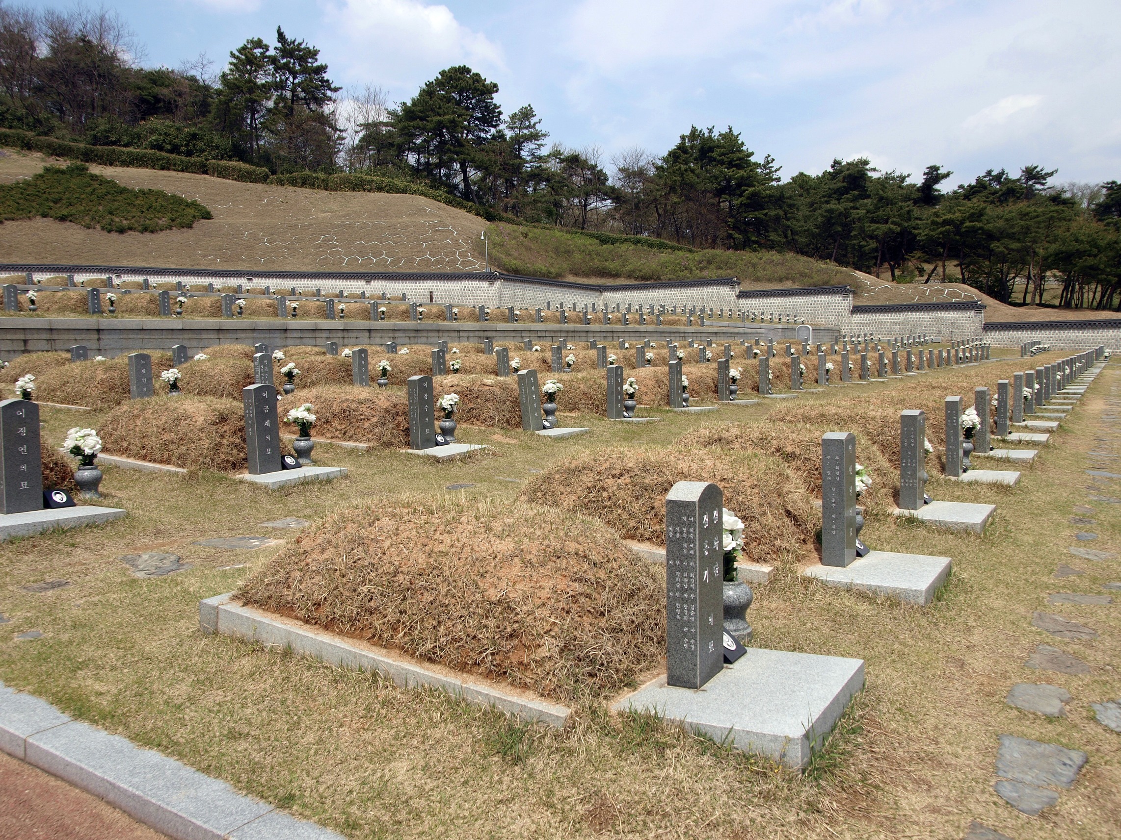 Gwangju_-_May_18th_National_Cemetery_-_gravesjpg